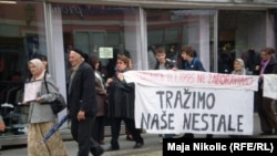 Svakog 11. u mjesecu Srebreničani šetnjom u Tuzli podsjećaju da još tragaju za svojim nestalim članovima porodica.