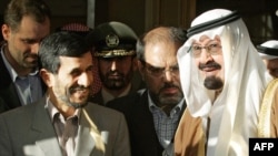 محمود احمدی‌نژاد به هنگام دیدار از عربستان سعودی در اسفند ماه ۸۵