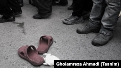 دمپایی یک محکوم به اعدام، دقایقی پس از اجرای حکمش در ملأ عام
