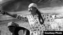 "Саманчынын жолу" көркөм тасмасы. Сүрөттө актриса Бакен Кыдыкеева. 