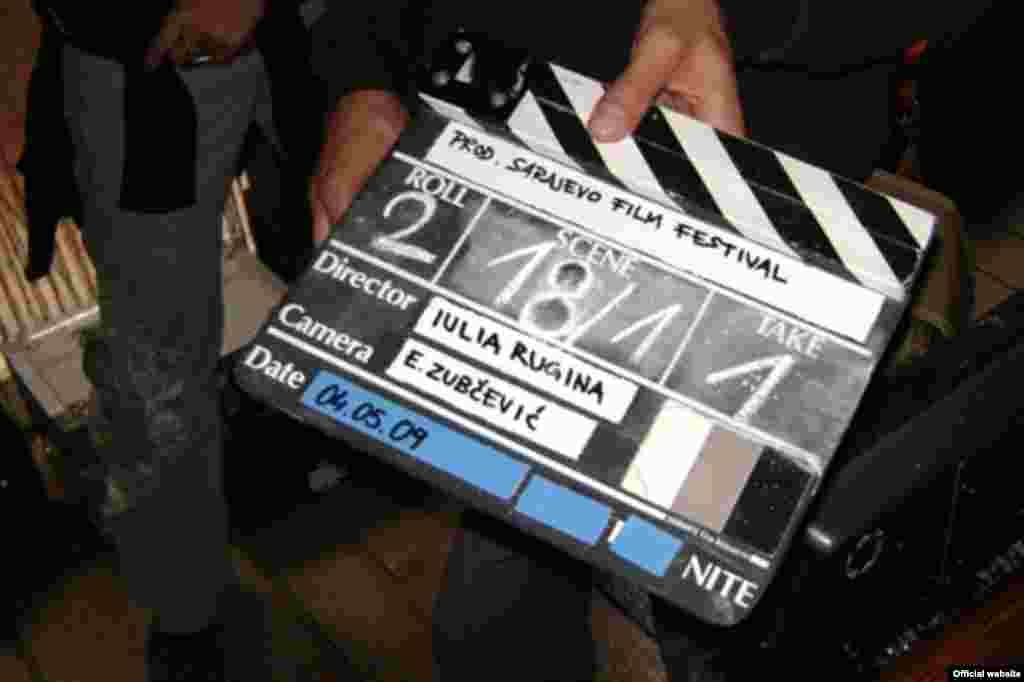 Muzej prekinutih veza - Rediteljka Iulia Rugina iz Rumunije snimala je MUZEJ PREKINUTIH VEZA. U ovom kratkom filmu, čije snimanje je trajalo od 4. do 6. maja, a za koji scenarij potpisuje Rugina, uloge su ostvarili Manca Dorrer iz Slovenije i Boris Ler iz BiH. Za rediteljku Ruginu sarajevsko iskustvo bilo je nezaboravno. „Moji prvi strahovi vezani za rad na filmu prevaziđeni su već prve minute provedene sa ostatkom ekipe. Sarajevo Film Festival učinio je sve da nam olakša posao, od same komunikacije do organizacije cijelog posla, sve je teklo iznimno dobro. Nadam se da će ovaj film biti dobar barem toliko koliko je bilo dobro i moje iskustvo u Sarajevu“, kazala je rediteljka Rugina.