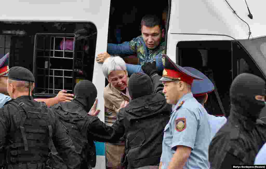 Полицейские заталкивают людей в автозаки. Алматы, 9 июня 2019 года. 