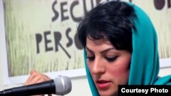 شیوا نظرآهاری به شش سال حبس در زندان ایذه و ۷۴ ضربه شلاق محکوم شده است. 
