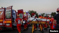 Spasioci izvlače ozlijeđene dok se plamen diže nakon eksplozije na LNG punionici u Crevediji, blizu Bukurešta, Rumunjska, 26. avgusta 2023.