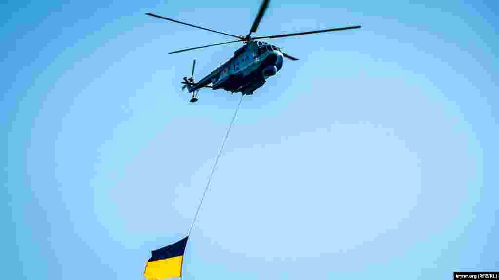Вертолеты с флагами государственным и Военно-морских сил облетели Практическую (Военную) гавань Одесского порта и были подняты на флагштоке флагмана украинских ВМС фрегата «Гетман Сагайдачный»