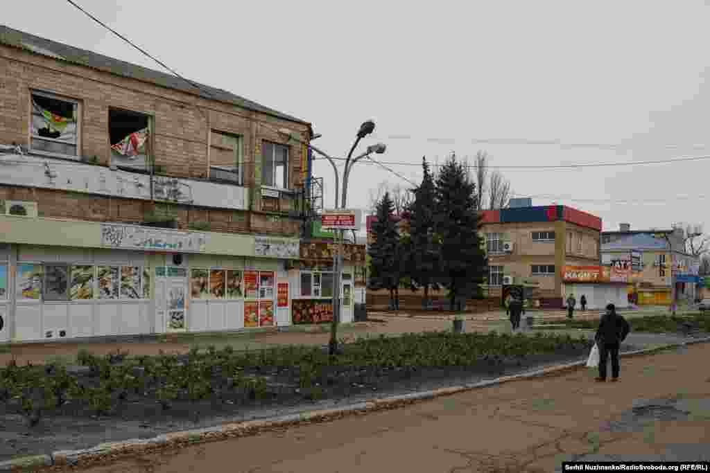 Город медленно оживает, пока мы продолжаем идти, появляются люди, которые несут воду и еду. Неподалеку работает стихийный рынок. Это почти обычное зимнее утро в провинциальном городе на востоке Украины, только грохот взрывов поблизости постоянно напоминает о ситуации в Покровске