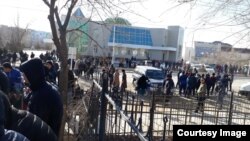 Требующие работу жанаозенцы у Дворца бракосочетания, в котором расположен городской отдел занятости и социальных программ. 24 февраля 2019 года.