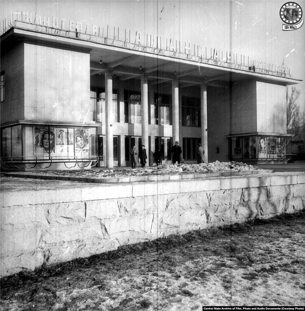 Кинотеатр «Алатау» в 1960 году (слева). Кинотеатр на 780 мест появился в 1960 году, его соорудили по типовому проекту. В нем проводились показы фильмов, встречи с видными деятелями кино и театра. За один только 1980 год его посетили 890 900 зрителей. После развала СССР сменилось несколько собственников здания. В октябре 2015 года кинотеатр был полностью снесён, на его месте, вопреки протестам активной части горожан, был построен ресторан McDonald’s (справа). Владелец казахстанского McDonald's — бизнесмен Кайрат Боранбаев, сват Дариги Назарбаевой, старшей дочери бывшего президента Казахстана Нурсултана Назарбаева, который, несмотря на отставку в 2019 году, сохранил широкие полномочия.