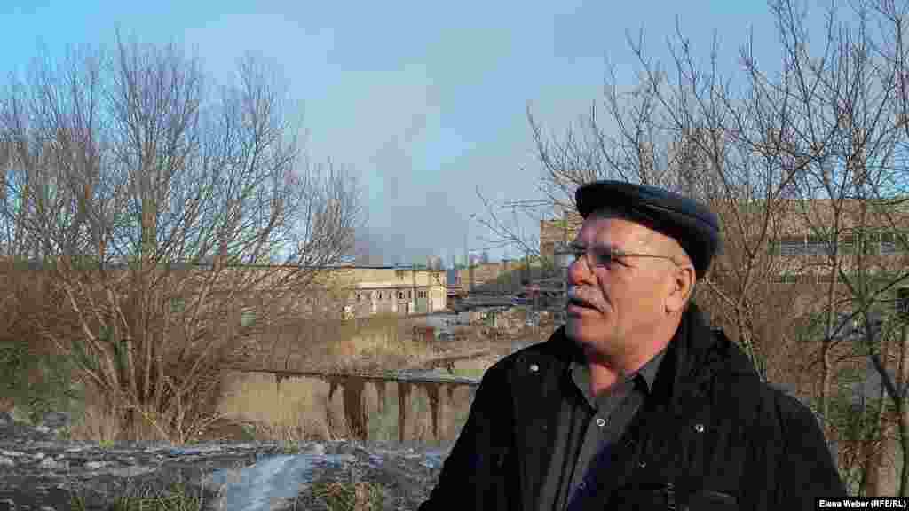 Металлургия комбинатының іргесіндегі АБВ кварталының тұрғыны өзі тұратын аудандв «түтін басып, ұмыт болған, қараусыз қалған» деп атайды. Тұғындар соңғы екі жылдан бері ауадан көк түтін мен қолқаны ататын өткір иіс кетпей қойғанын айтады.