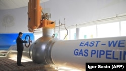 Президент Туркменистана Гурбангулы Бердымухамедов открывает газопровод Восток – Запад. Белек, 23 декабря 2015 года.