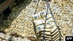 پیش بینی می شود که ايران در سال ۱۳۸۶ با وارد کردن ۶۰ ميليارد دلار کالا به رکورد تازه ای در تاريخ بازرگانی خارجی خود دست خواهد يافت.