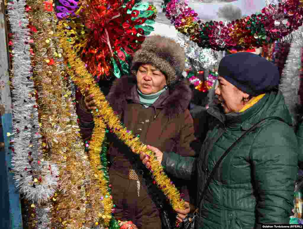 Астрологдор доңуз жылын сары түс менен тосуш керек дешет. 