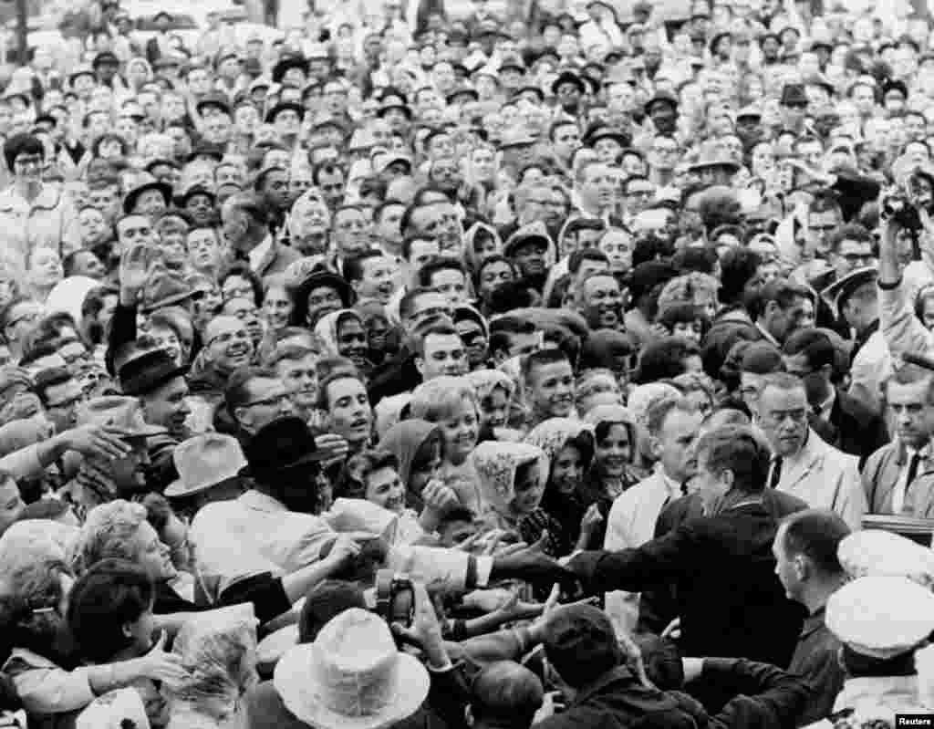 Predsjednik Kennedy pozdravlja okupljene građane u Fort Worthu, Texas, 22. novembar 1963.