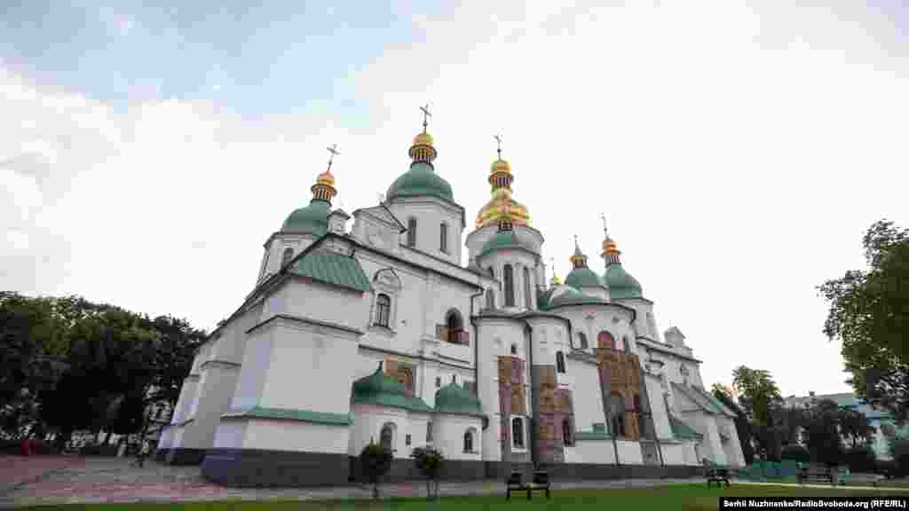 Софійський собор у Києві – пам’ятка української архітектури і монументального живопису, споруда часів України-Русі (1011 рік). Одна з найголовніших християнських святинь Східної Європи, історичний центр Київської митрополії. Ансамбль Софійського монастиря занесено до спадщини ЮНЕСКО