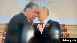 Пеш аз шурӯи паради ҳарбӣ президенти Русия Владимир Путин меҳмонҳояшро аз кишварҳои хориҷӣ истиқбол кард ва чанд лаҳза ба гӯши раҳбари Тоҷикистон Эмомалӣ Раҳмон чизе гуфт