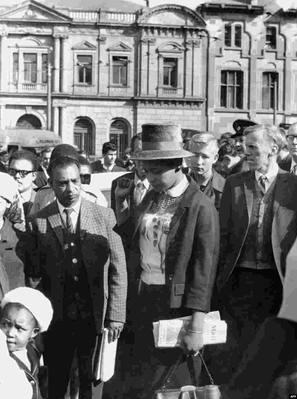 ماندلا و شماری دیگر از کنگشران ضد آپارتاید در سال ۱۹۶۴ به اتهام «خرابکاری» به زندان ابد محکوم شدند.