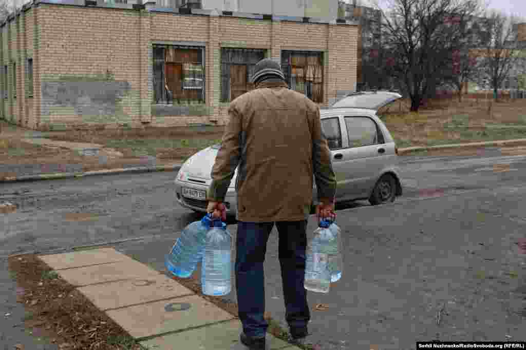 Антон приехал за водой в свой выходной. Местный житель вывез свою семью, но остался работать на шахте в Покровске, которая еще функционировала в начале декабря. &laquo;Я думаю, все думают об отъезде. Только те, кто ждет [российского наступления], не хотят уезжать. Я надеюсь, [украинские военные] их прогонят, и мы сможем продолжать жить здесь&raquo;, &mdash; говорит он&nbsp;