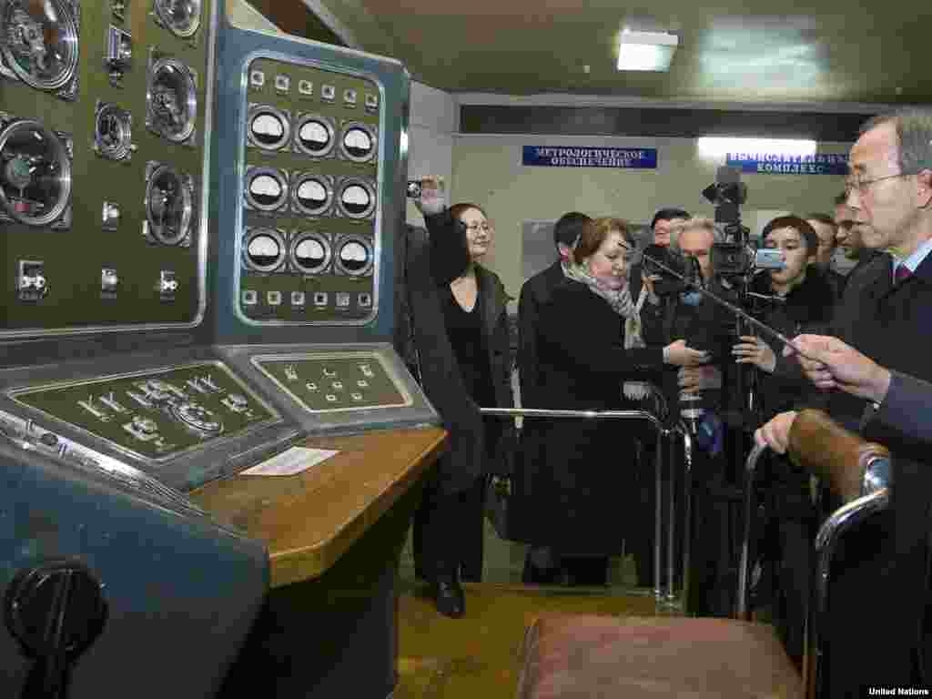БҰҰ бас хатшысы Пан Ги Мун Семей полигоны музейінде, ядролық сынақтарды басқару пунктінде тұр. Шығыс Қазақстан облысы, Курчатов, 6 сәуір 2010 жыл. 