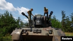 Украинские военные на самоходной зенитной установке Gepard