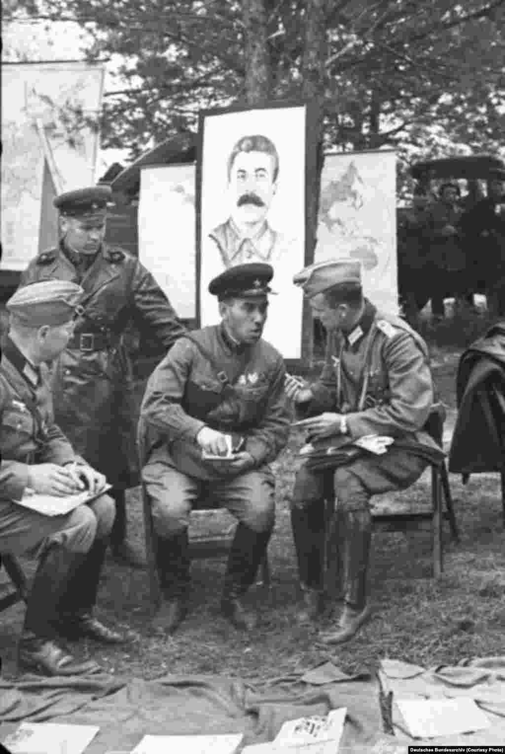 1939 елның 22 сентябрендә Брестта наци һәм совет хәрбиләре дусларча гәпләшә.