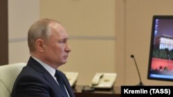 Владимир Путин тиббиёт ходимларига қўшимча ҳақ тўланиши тўғрисида кўрсатма берди.