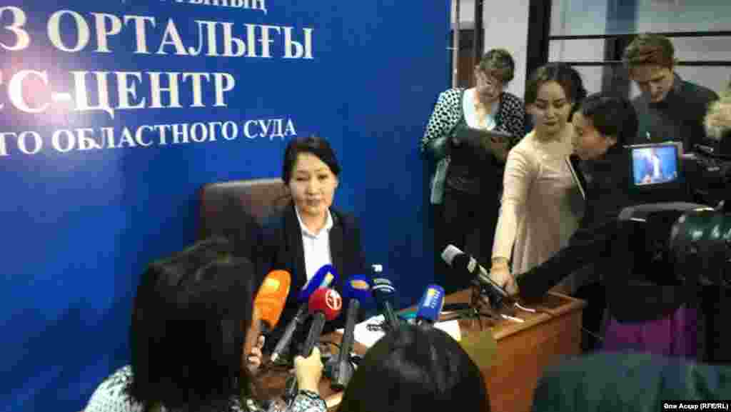 Ақтөбе облыстық сотының баспасөз хатшысы Илиада Досова брифингте сотталушылардың сот отырысынан екі сағат бұрын күзетпен жеткізілгенін айтты. 
