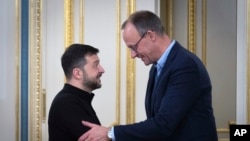 Президент України Володимир Зеленський (ліворуч) і у той час голова Християнсько-демократичного союзу Німеччини (ХДС) Фрідріх Мерц тиснуть один одному руки під час зустрічі в Києві, 9 грудня 2024 року