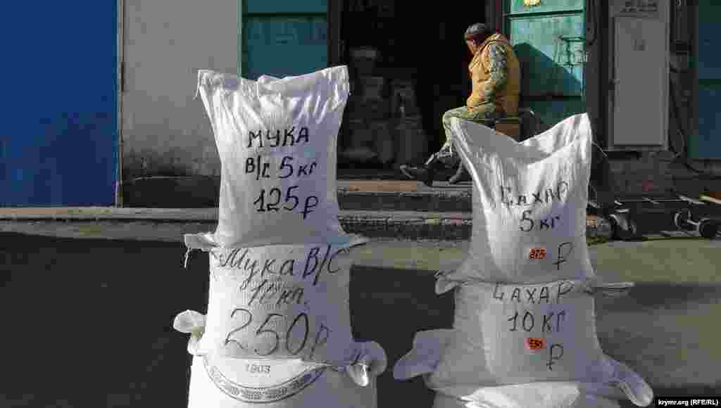 Сахар на «Привозе» дороже, чем в «Ашане» и в «Сильпо», но значительно дешевле, чем в «Фуршете», 55 рублей за килограмм (16 гривень). Цена на сахар здесь за последние три недели не менялась