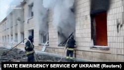 Орус армиясынын Украинанын Сумы шаарына жасаган соккусунун кесепети менен күрөшүп жаткан өрт өчүрүүчүлөр.