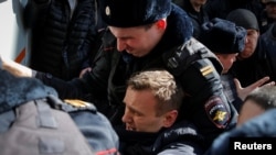 Мәскәү полициясе Алексей Навальныйны тоткарлый