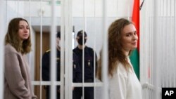 Беларуста нааразылык жыйынын түз эфирде көрсөткөнү үчүн жазаланган “Белсат” каналынын журналисттери Екатерина Андреева менен Дарья Чульцова, Минск, 18-февраль 2021-жыл.