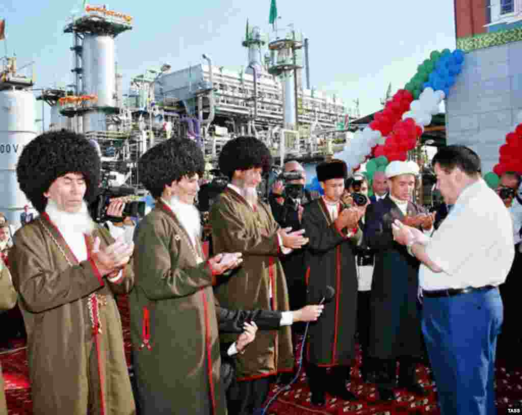 نیازاف در مراسم افتتاحیه ایستگاه گاز به همراه گروهی از شخصیت های مذهبی ترکمنستان دعا میخواند.