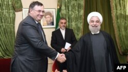 حسن روحانی و پاتریک پویان (مدیر اجرایی توتال)،عکس ۲۸ زانویه ۲۰۱۶،عکس آرشیوی است