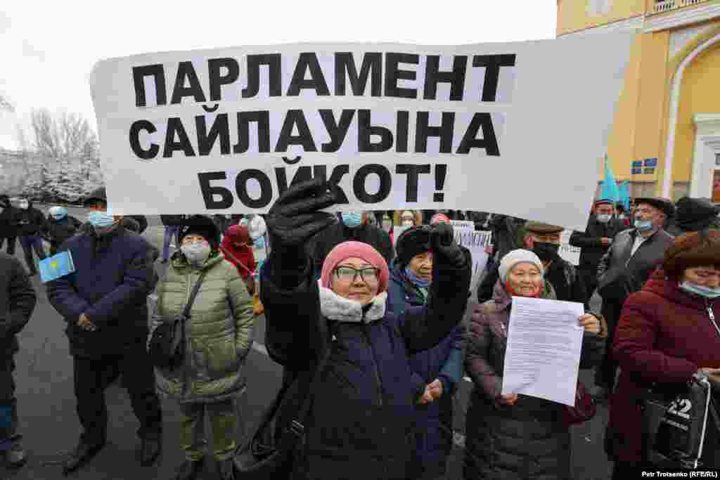 Женщина с плакатом, призывающим бойкотировать предстоящие парламентские выборы. 10 января 2021 года в Казахстане пройдут очередные выборы в мажилис, а также выборы в местные представительные органы. Многие активисты считают, что они пройдут с нарушениями и будут организованы так, что в фаворитах вновь окажется партия власти «Нур Отан». О том, как проходили парламентские выборы в независимом Казахстане, можно прочитать здесь.