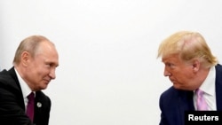 Дональд Трамп и Владимир Путин во время саммита «Группы двадцати» в японской Осаке в 2019 году
