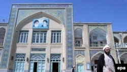 به گفته ناظران، تایيد ديرهنگام اخبار مربوط به مصدومان استفاده از مشروبات الکلی تقلبی در قم، ناشی از موقعيت اين شهر در ميان مقامات حکومت ايران است.