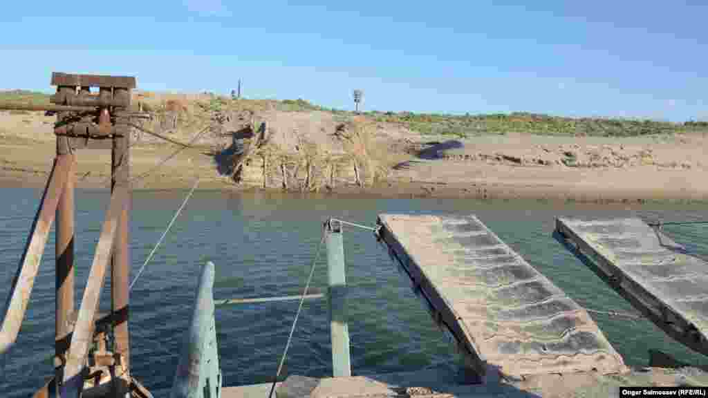 Жүк көліктері паромға мінгені үшін 400-800 теңге аралығында ақы төлейді. 