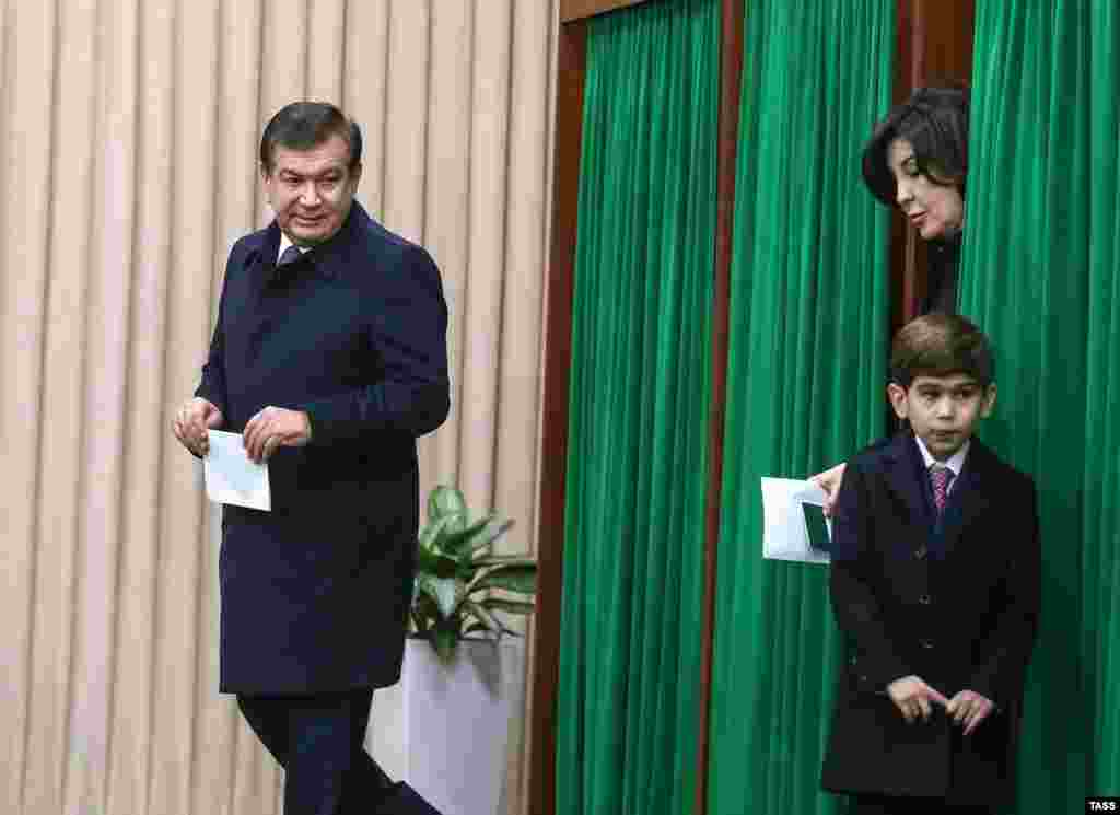 Мирзияев на выходе из избирательной кабинки. За ним - его супруга, рядом с ней - внук. О семье Шавката Мирзияева известно немного. В официальной биографии, представленной накануне выборов, говорится, что Мирзияев состоит в браке, является отцом двух дочерей и одного сына, а также дедом пяти внуков. Согласно биографии кандидата в президенты Шавката Мирзияева, его супруга Хошимова З. М. – по образованию инженер-экономист, в настоящее время – домохозяйка.
