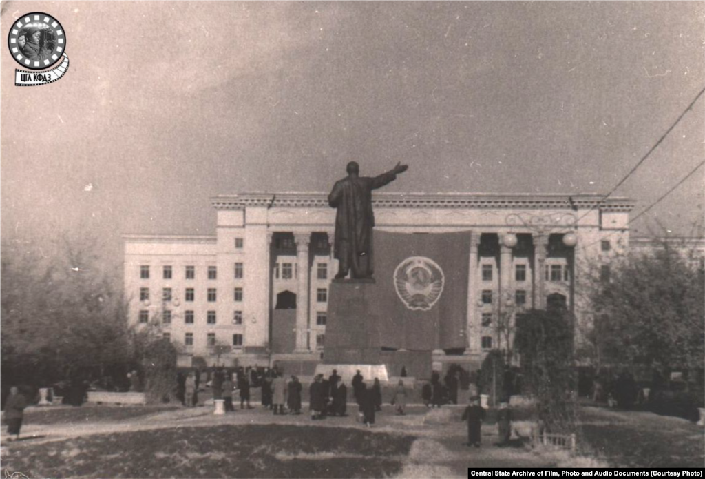 Дом правительства. Снимок сделан в 1950 году (слева). Строительство началось в 1938 году, но было прервано Второй мировой войной. Продолжилось оно лишь в 1951 году и завершилось в 1957-м (так что к дате архивного фото есть вопросы). Главный архитектор — Борис Рубаненко, работавший в мастерской Моспроекта. В здании размещались Верховный Совет, Совет Министров и ЦК Компартии Казахстана (до 1980 года). С 2001 года здание принадлежит Казахстанско-Британскому техническому университету. 