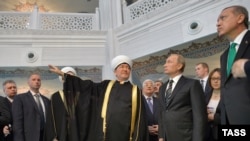 Россиялъул ва Туркиялъул президентал Путин ва Эрдогьан ва Россиялъул муфтиязул Шураялъул бетIер Равиль Гьайнудин Москваялда цIияб мажгиталда. 2015 соналъул 23 сентябрь.