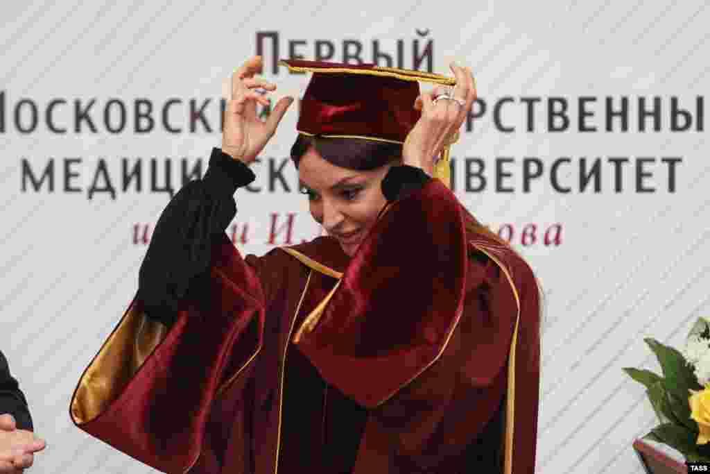 Супруга президента Азербайджана Мехрибан Алиева на церемонии вручения диплома почетного профессора университета им.И.М.Сеченова, где она училась.