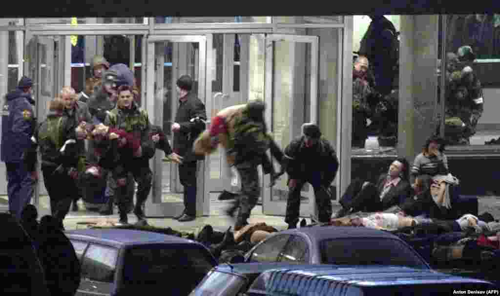 2002 жылы 23 қазанда Шешенстандағы исламистер Мәскеудегі театрға шабуыл жасап, мыңға жуық көрермен, актерлерді кепілге алды. Бұл оқиға жұрт аузында "Норд-Ост" деп аталады. Үш күннен кейін Ресей қарулы жасағы театрға басып кірді. Кремль театрға шабуыл жасағандардың барлығы мерт болғанын хабарлады. Бұдан бөлек, кепілге алынған 130 адам да қаза тапты. Сарапшылар Ресейдің құтқару операциясын "сәтсіз болды" деп сынады.