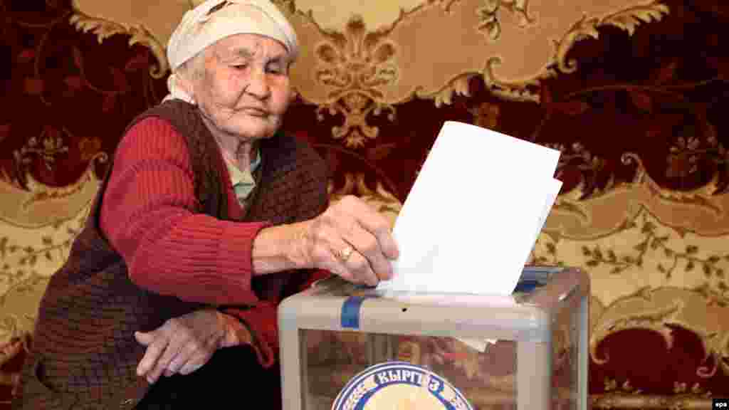 Денсаулығына байланысты сайлау учаскесіне келе алмайтындар күні бұрын үйінен дауыс берді. Беш-Күнгөй ауылы, Шу облысы, 10 желтоқсан 2016 жыл. 