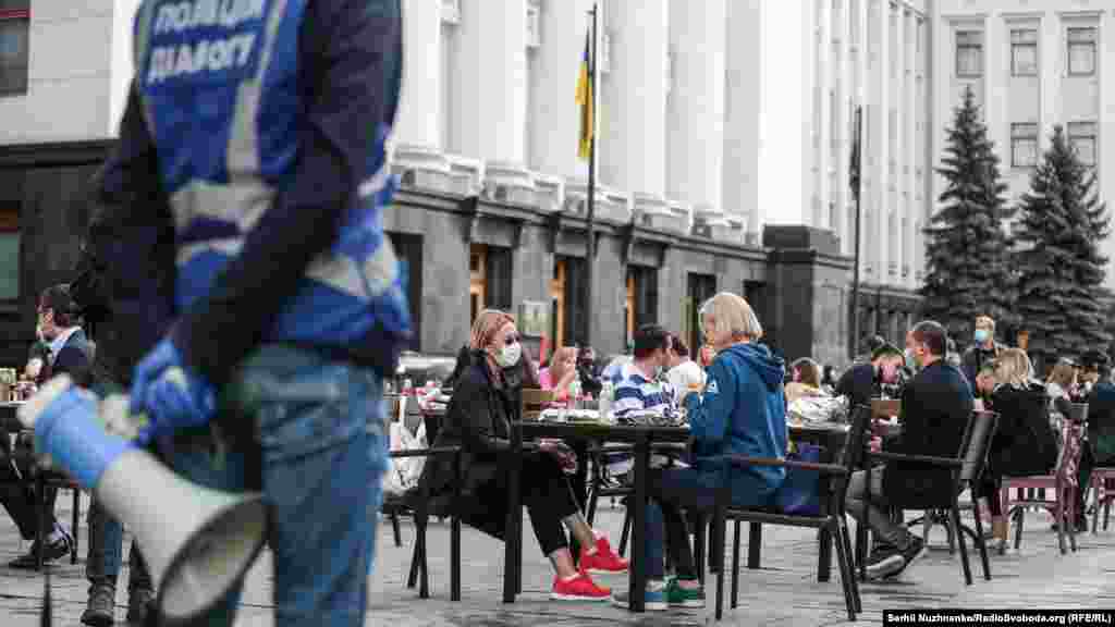 Акция протеста в Киеве против запрета на открытие летних террас ресторанов.