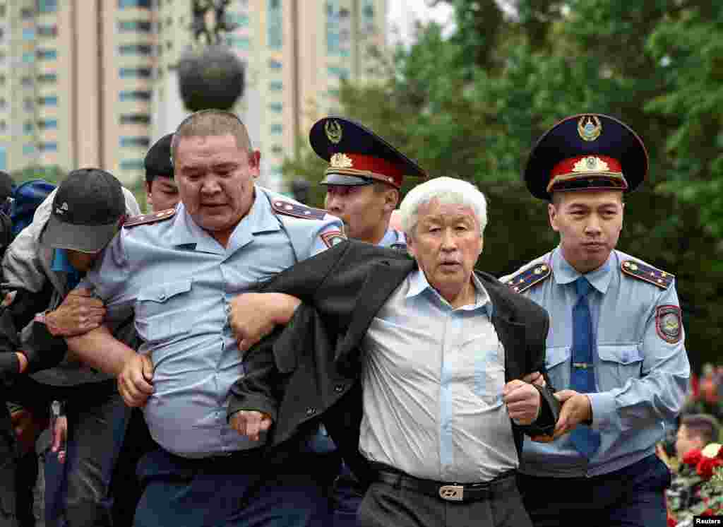 По сообщениям, массовые задержания также происходят в других городах страны, в частности в Нур-Султане и Шымкенте. В столице во время освещения несанкционированной акции протеста у дворца "Жастар" задержали корреспондента Санию Тойкен.