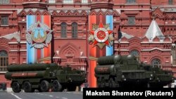 Ռուսաստան - S-400-ները Մոսկվայի Կարմիր հրապարակում զորահանդեսի ժամանակ, 9-ը մայիսի, 2017թ․