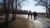 Садовое ауылына жаяу бара жатқан әйелдер мен балалар. Олар ауылды тасқыннан қорғайтын жал үйіп жатқан техникалардың жанынан өтіп барады.&nbsp;