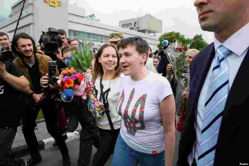 Надежда Савченко с сестрой Верой в аэропорту "Борисполь"