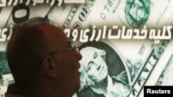 مردی در مقابل مغازه صرافی در شمال تهران