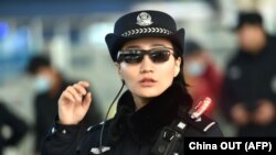 افسر پلیس چین مجهز به عینک اسکن چهره